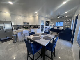 2048 NW 99th Terrace in Miami, FL - Building Photo