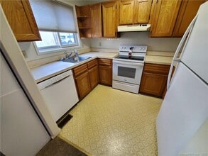 27 Crows Nest Ln in Danbury, CT - Building Photo - Building Photo