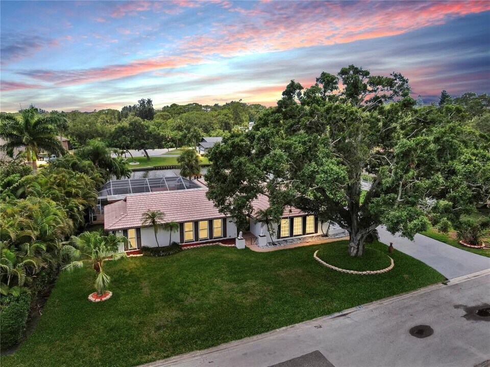 2401 Roberta Ln in Clearwater, FL - Building Photo