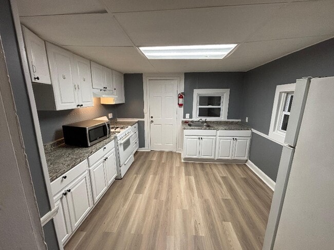 407 E Vine St in Millville, NJ - Foto de edificio - Building Photo