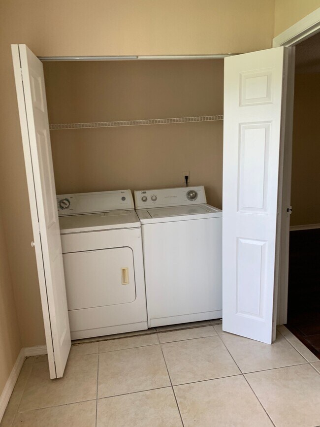 3370 Pinewalk Dr N, Unit 1215 in Margate, FL - Foto de edificio - Building Photo