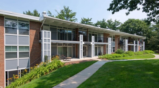 The Commons at Windsor Gardens in Norwood, MA - Building Photo - Building Photo