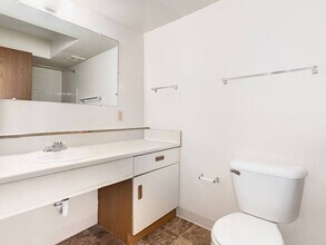 Oak Shores Apartments in Oak Creek, WI - Foto de edificio - Building Photo