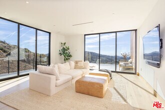 32180 Mulholland Hwy in Malibu, CA - Building Photo - Building Photo