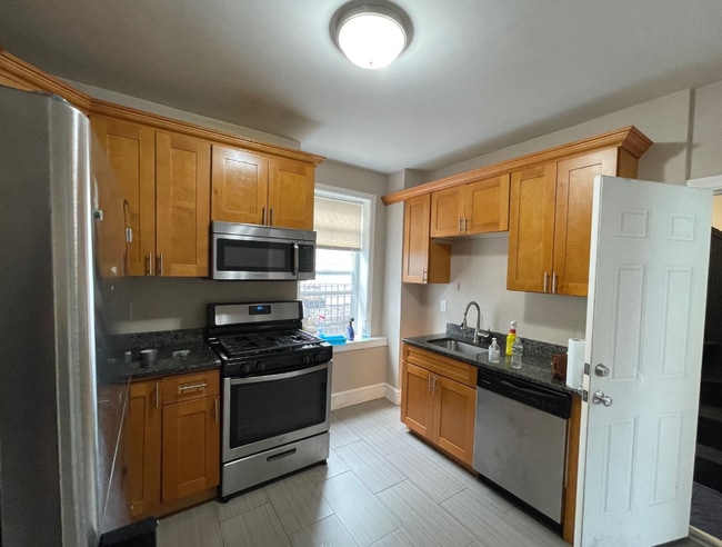 195 Maverick St, Unit 3, Unit 3