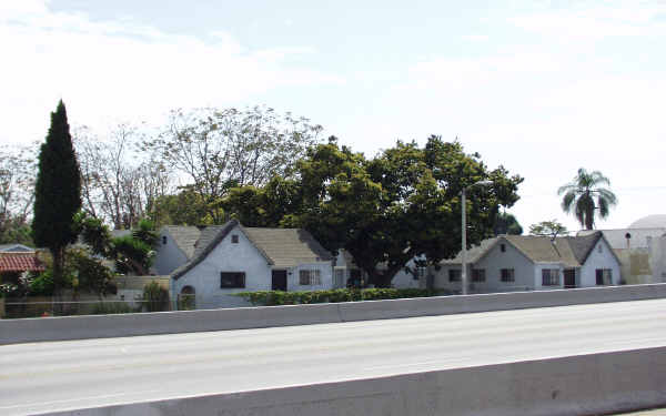 406-412 1/2 E Rosecrans Ave in Compton, CA - Foto de edificio - Building Photo