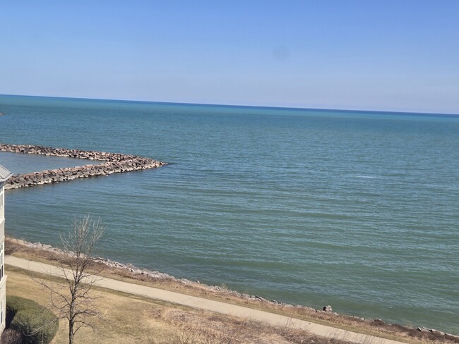 3872 S Lake Dr, Unit 408 in St. Francis, WI - Building Photo - Building Photo