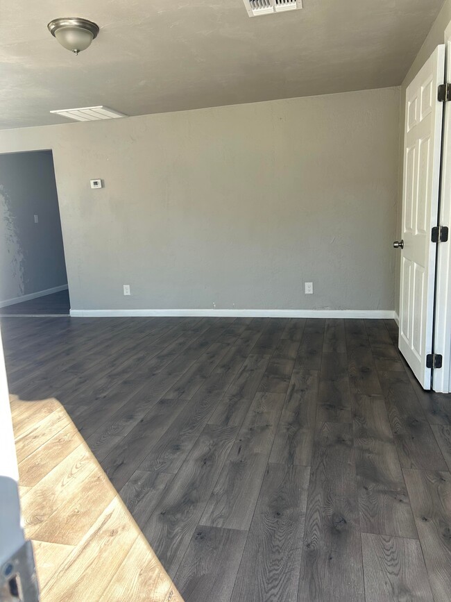 property at 212 W Blacklidge Dr