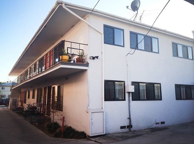 5747 La Mirada Ave in Los Angeles, CA - Foto de edificio - Building Photo