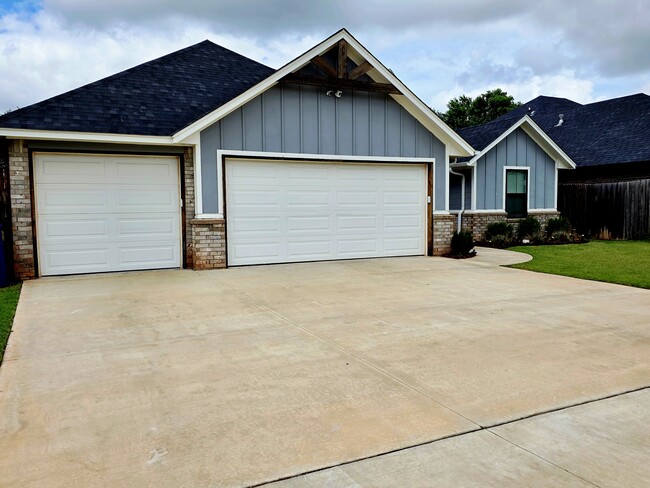 533 E Barajas Terrace in Mustang, OK - Building Photo - Building Photo