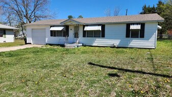 420 N Mayfair Way in Ada, OK - Building Photo