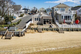 2 Riverview Pl in Sea Bright, NJ - Building Photo - Building Photo
