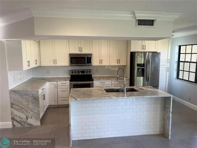 9015 W Sunrise Blvd in Plantation, FL - Foto de edificio - Building Photo
