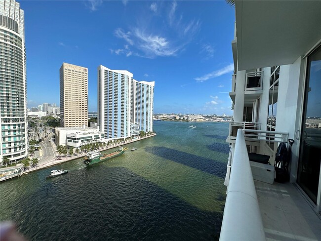 901 Brickell Key, Unit 2106 in Miami, FL - Foto de edificio - Building Photo