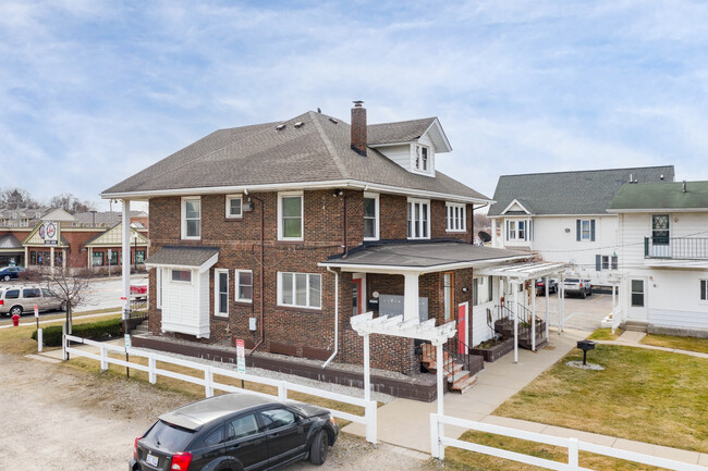 Lakeshore Motel Apartments in Lake Orion, MI - Building Photo - Building Photo