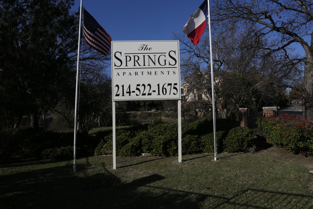 Springs Apartments in Dallas, TX - Building Photo