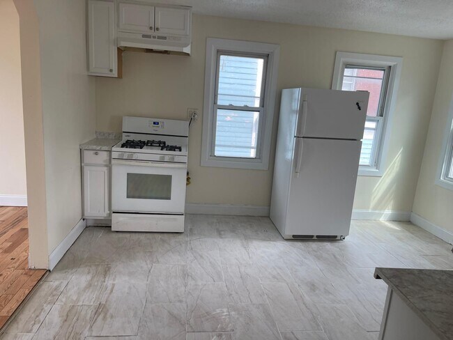 1025 Hope St, Unit 1025 Hope St. - 2nd FL in Utica, NY - Building Photo - Building Photo