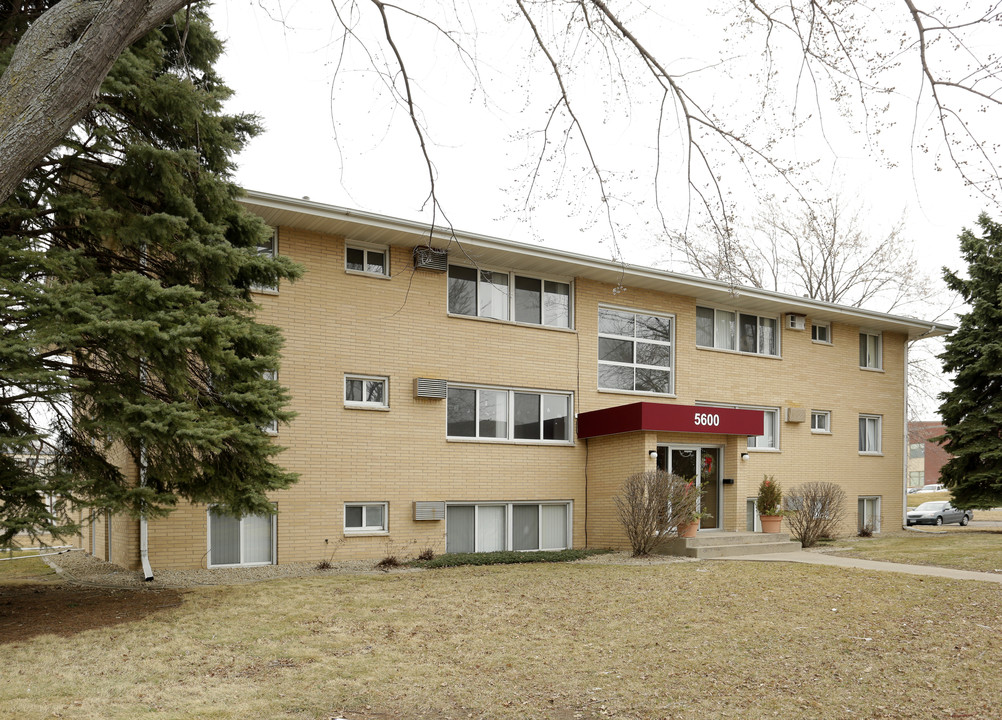 New Hope Garden Apartments in New Hope, MN - Building Photo