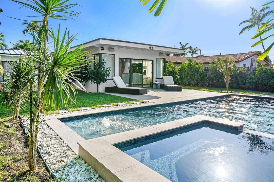 1625 Daytonia Rd in Miami Beach, FL - Building Photo