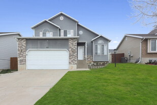 461 W 180 N in Clearfield, UT - Building Photo