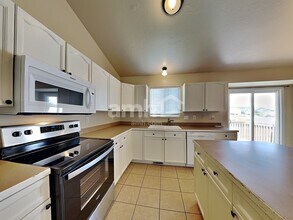 980 Inverness Dr in Syracuse, UT - Foto de edificio - Building Photo