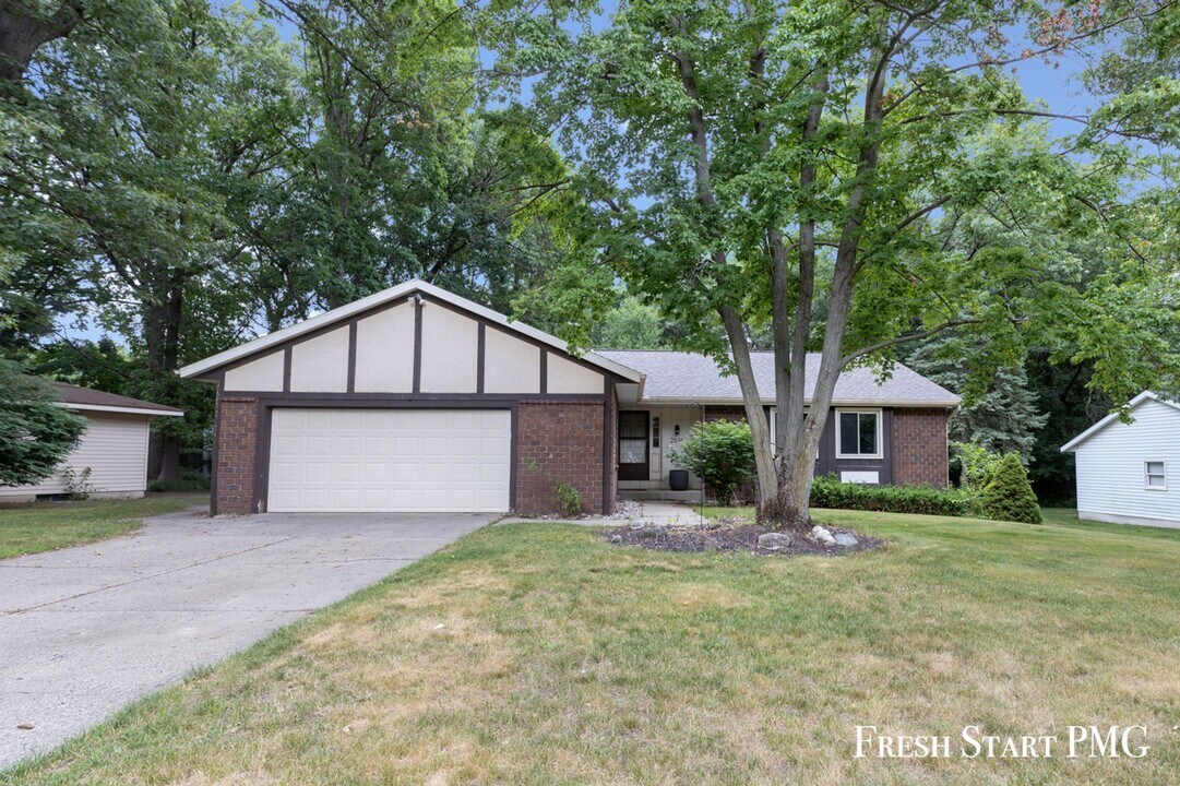 2536 Rudgate Dr NW in Grand Rapids, MI - Building Photo
