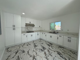 6 W 4th St in Santa Ana, CA - Building Photo