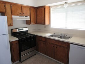 1025 W Perdew Ave in Ridgecrest, CA - Building Photo - Building Photo