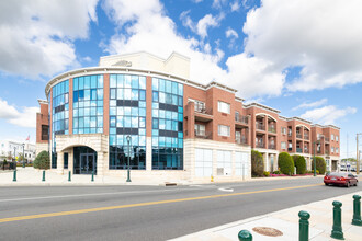 Horizon Of Westbury in Westbury, NY - Building Photo - Building Photo