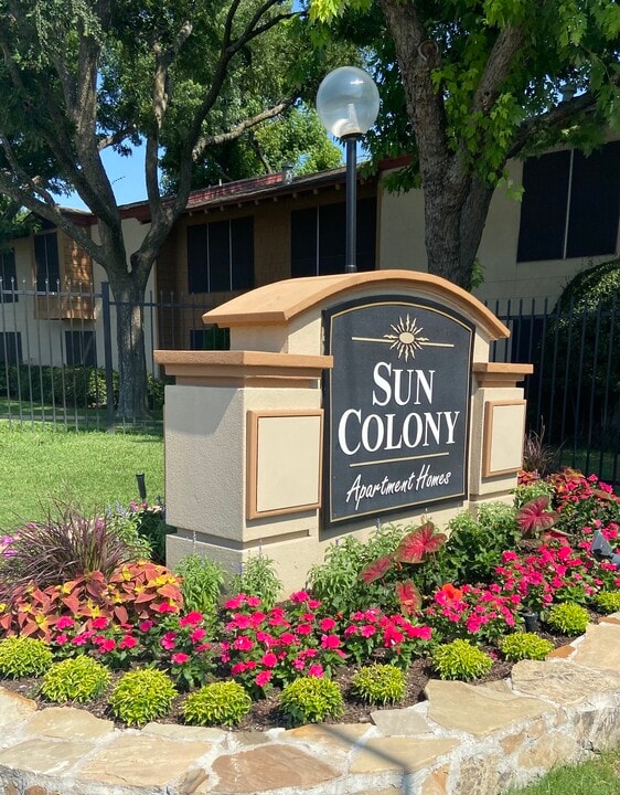 Sun Colony in Dallas, TX - Building Photo