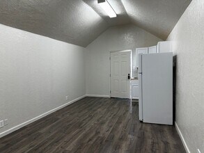 306 E Olive St, Unit Olive Studio in Newport, OR - Building Photo - Building Photo