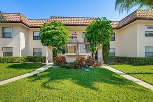 7245 Golf Colony Ct, Unit 2040 in Greenacres, FL - Building Photo