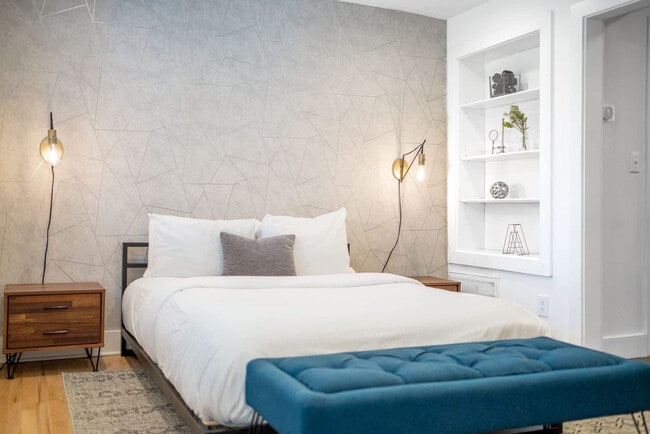 1136 Crescent Ave NE