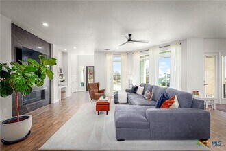 727 Mission Trail in New Braunfels, TX - Foto de edificio - Building Photo