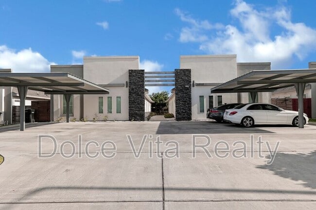 1012 E la Cantera Ave