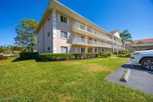 5980 Amherst Dr in Naples, FL - Building Photo