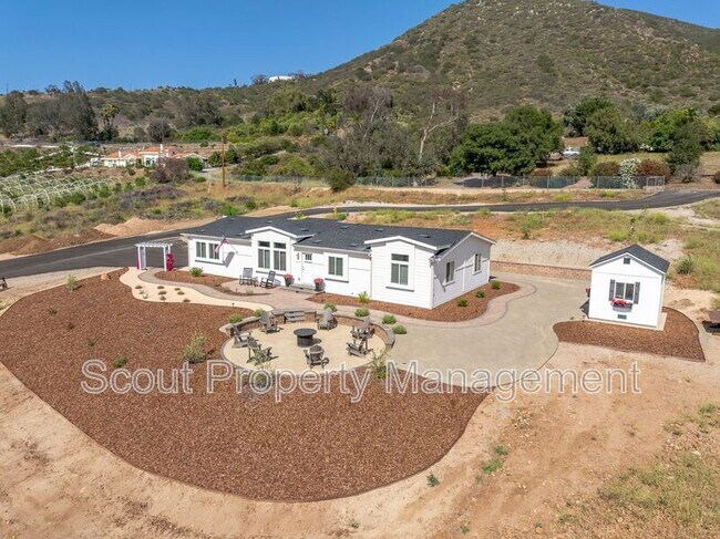 471 Stewart Canyon Rd in Fallbrook, CA - Foto de edificio - Building Photo
