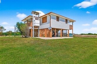 920 4th St in Port Bolivar, TX - Foto de edificio - Building Photo