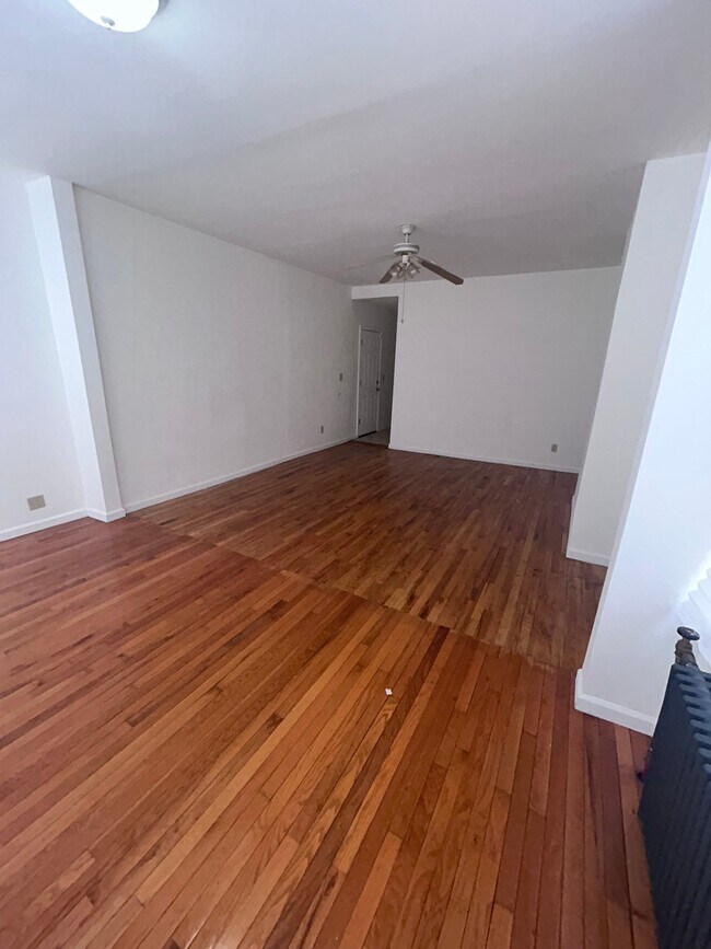 636 E 230th St, Unit 1 in Bronx, NY - Building Photo - Building Photo