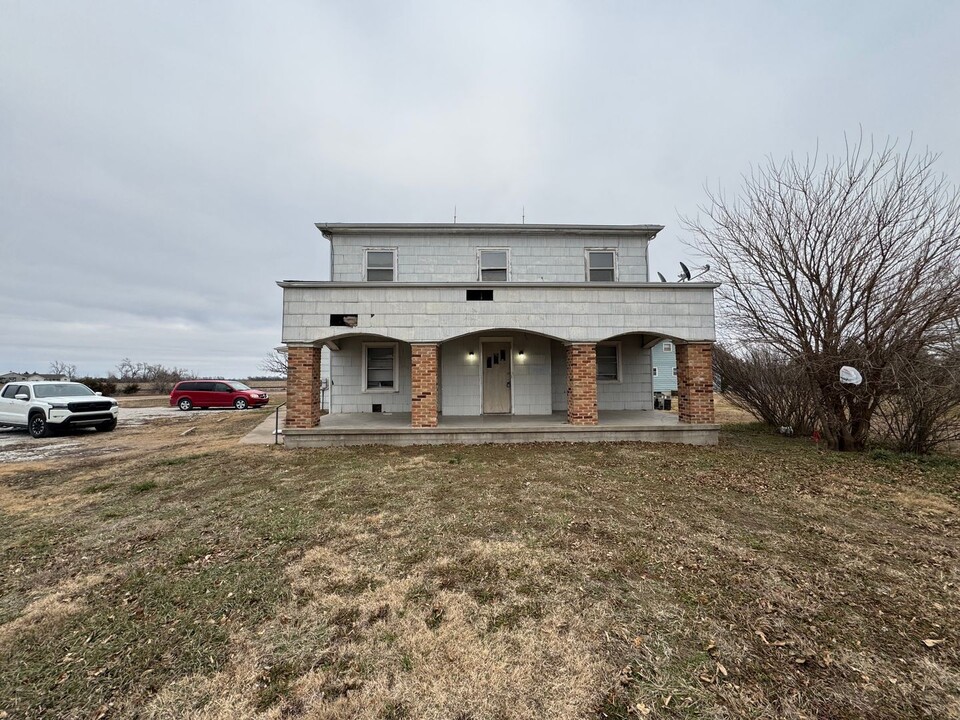 1101 Hoch in Moundridge, KS - Building Photo