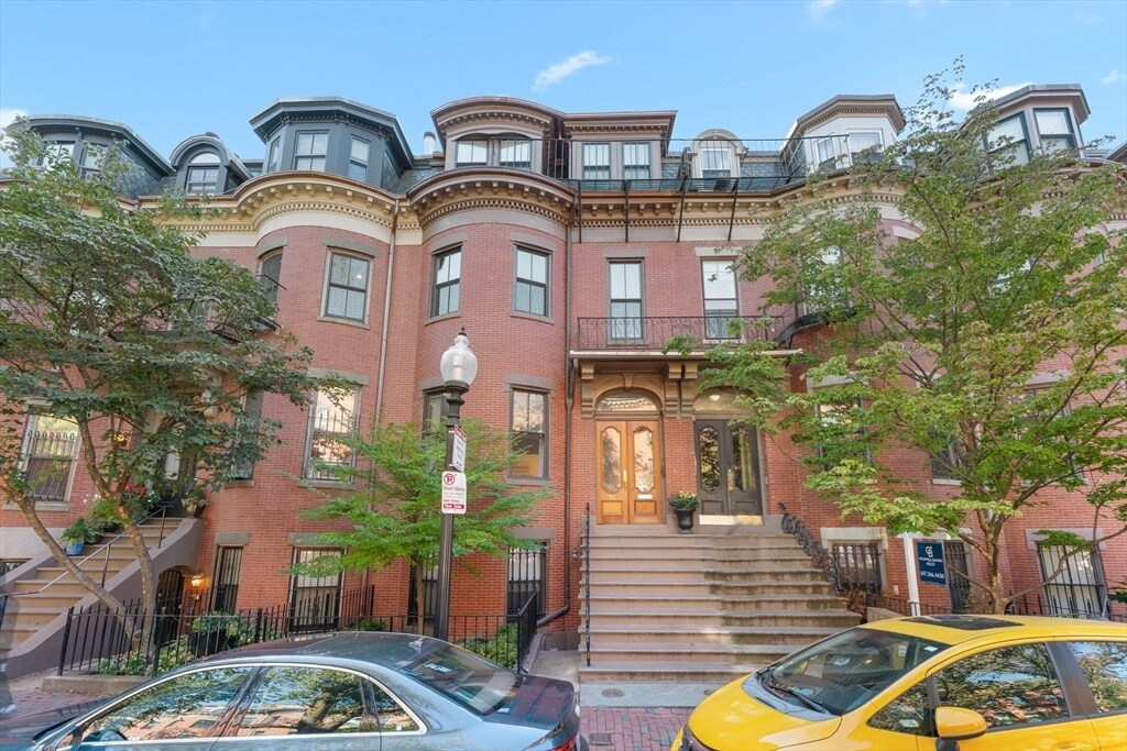 18 Concord Square in Boston, MA - Building Photo
