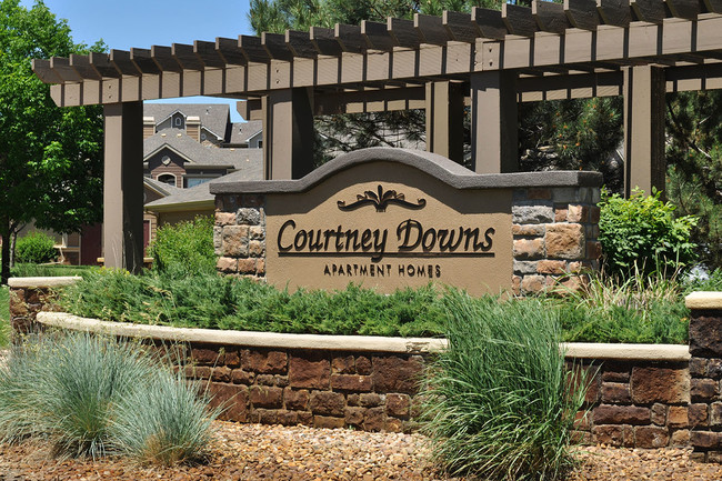 Courtney Downs Apartment Homes in Englewood, CO - Foto de edificio - Building Photo