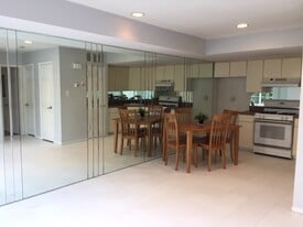 22 Sharrotts Rd, Unit 1 in Staten Island, NY - Building Photo