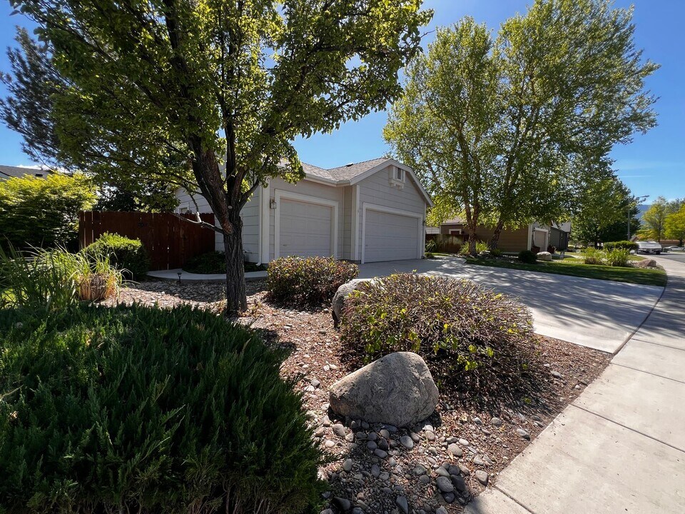 1800 Bougainvillea Dr in Minden, NV - Building Photo