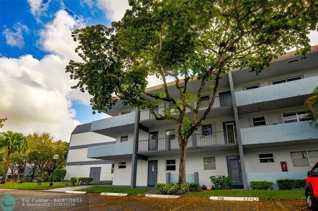 8331 Sands Point Blvd in Tamarac, FL - Building Photo - Building Photo