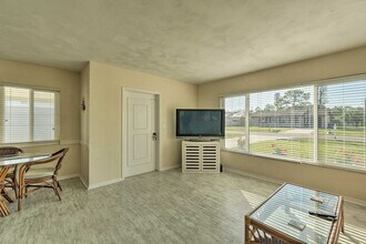 1017 Pineland Ave in Venice, FL - Building Photo - Building Photo