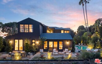 8673 Hollywood Blvd in Los Angeles, CA - Building Photo