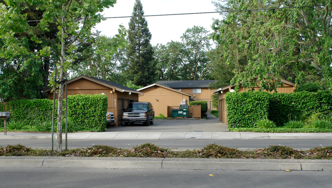 8585 Old Redwood Hwy in Windsor, CA - Building Photo