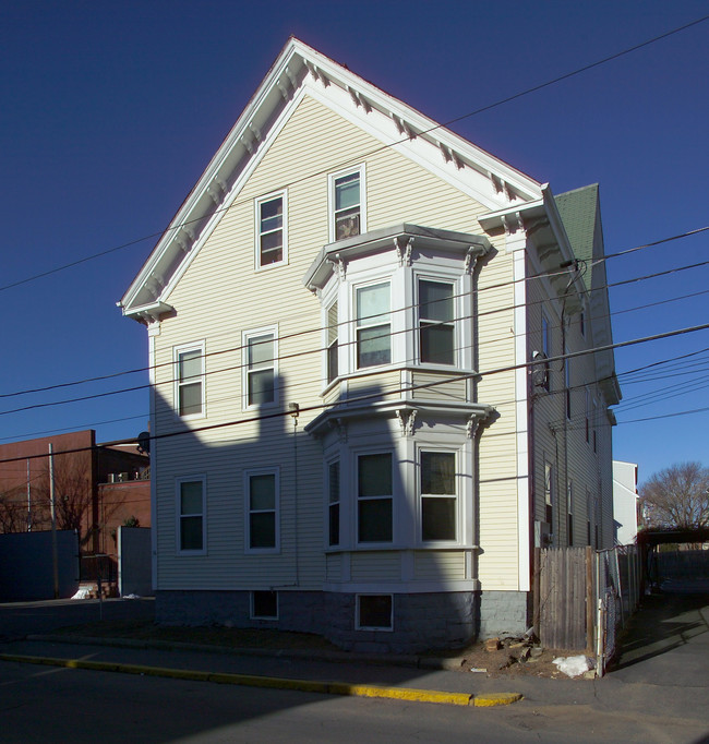 16 Union St in Taunton, MA - Building Photo - Building Photo