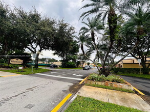 1211 E Golfview Dr in Pembroke Pines, FL - Building Photo - Building Photo